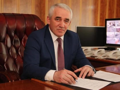 Глава Назрани Урусхан Евлоев поздравил учителей с Днем учителя