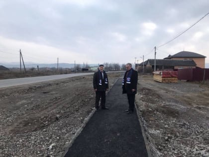 «Партийный десант» проверил качество тротуарного покрытия