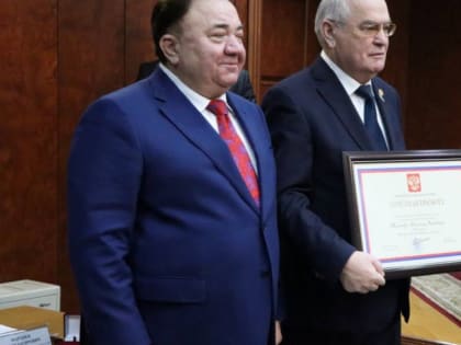 Махмуд-Али Калиматов вручил Почетную грамоту Президента РФ Магомету Тумгоеву