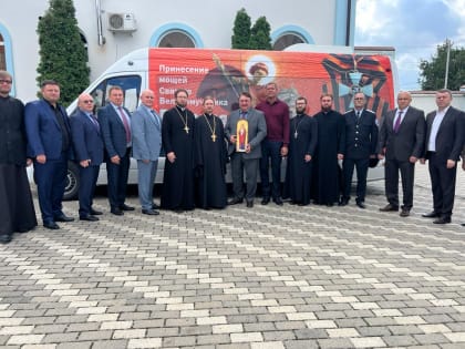 Владимир Сластенин принял участие в молебне о прибытии мощей святого Георгия Победоносца