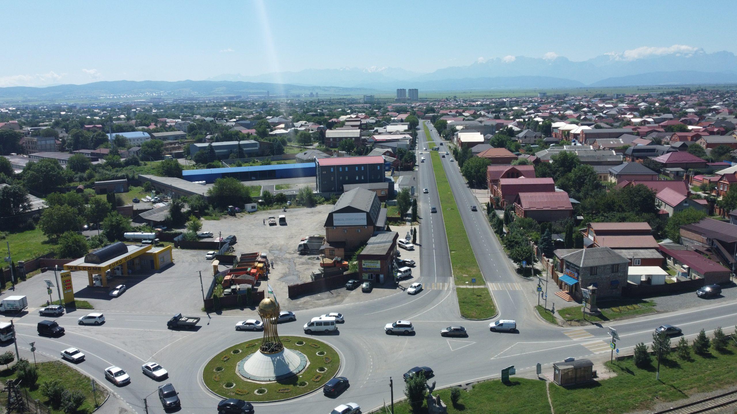 Завтра назрань. Назрань. Назрань город. Назрань Сердало. В Ингушетия г Назрани с улицами и домами.