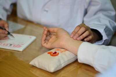 Prise de pouls chinoise — bilan en médecine traditionnelle