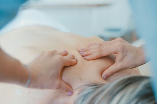Massage des épaules et de la nuque — corps complet