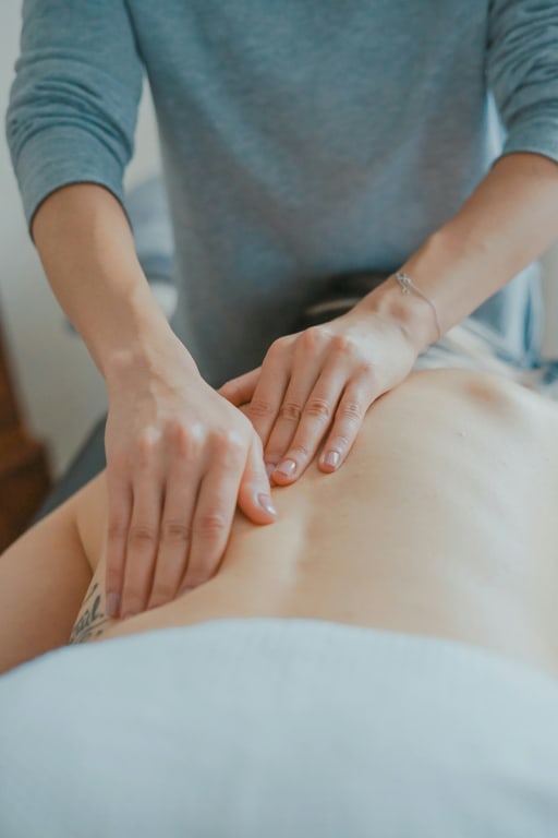 Mains massant le dos — massage Tui Na