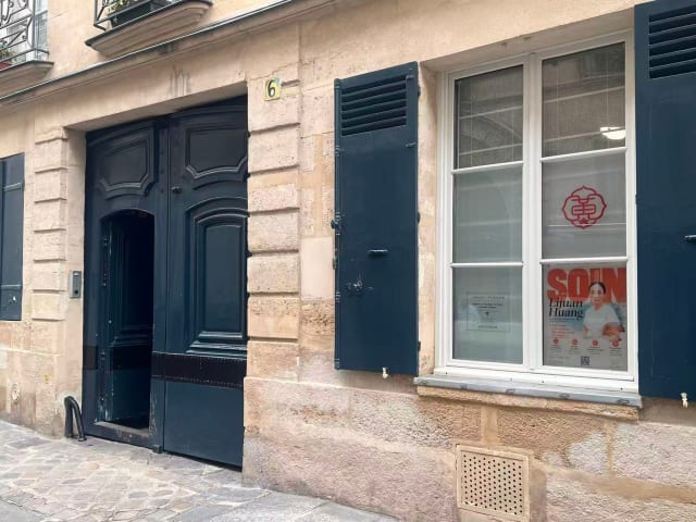 La façade du 6 rue des Lions Saint-Paul, avec sa porte bleue et la fenêtre du cabinet.