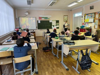 Сотрудники Никольской библиотеки провели для школьников урок о Василии Сурикове