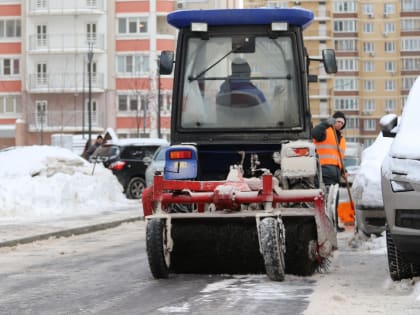 Уборку территории от наледи продолжили в Воскресенском