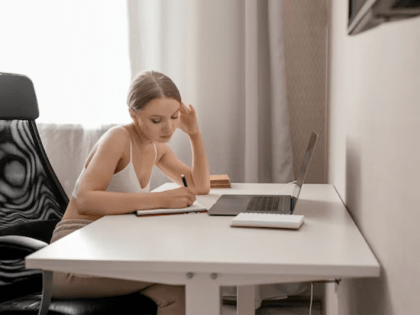 Остеопат рассказал, как меньше сутулиться и укрепить спину