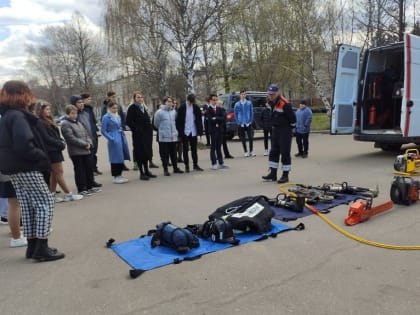 Спасатели ГКУ МО «Мособлпожспас» провели урок безопасности для школьников Дубны