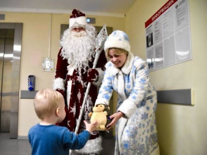 Маленьким пациентам подольской больницы вручили новогодние подарки
