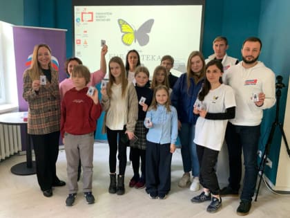 Активисты «Единой России» и «Молодой  гвардии» познакомили детей с работой библиотек