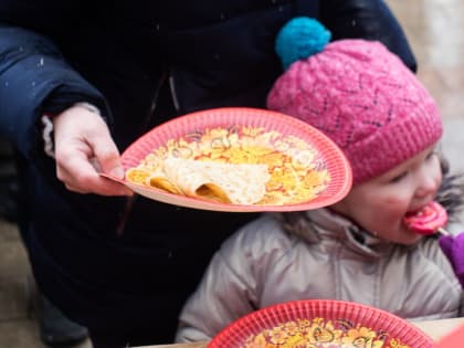 Более пятнадцати тысяч блинов раздали в Люберцах в Масленичную неделю