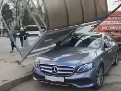 Остановка рухнула на Mercedes в Красногорске (фото)