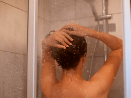 Врач рассказала, какая безобидная привычка в душе может быть опасна для здоровья