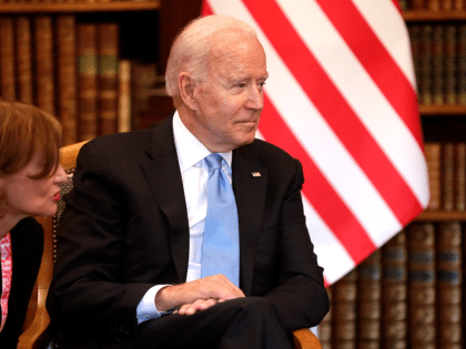 Байдену потребовалась помощь караула на кладбище