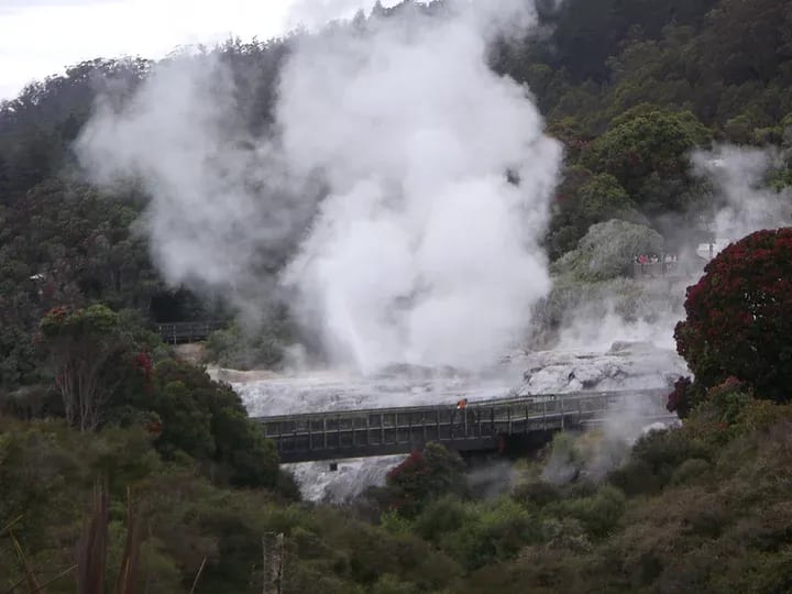 Featured image for Pohutu Geyser