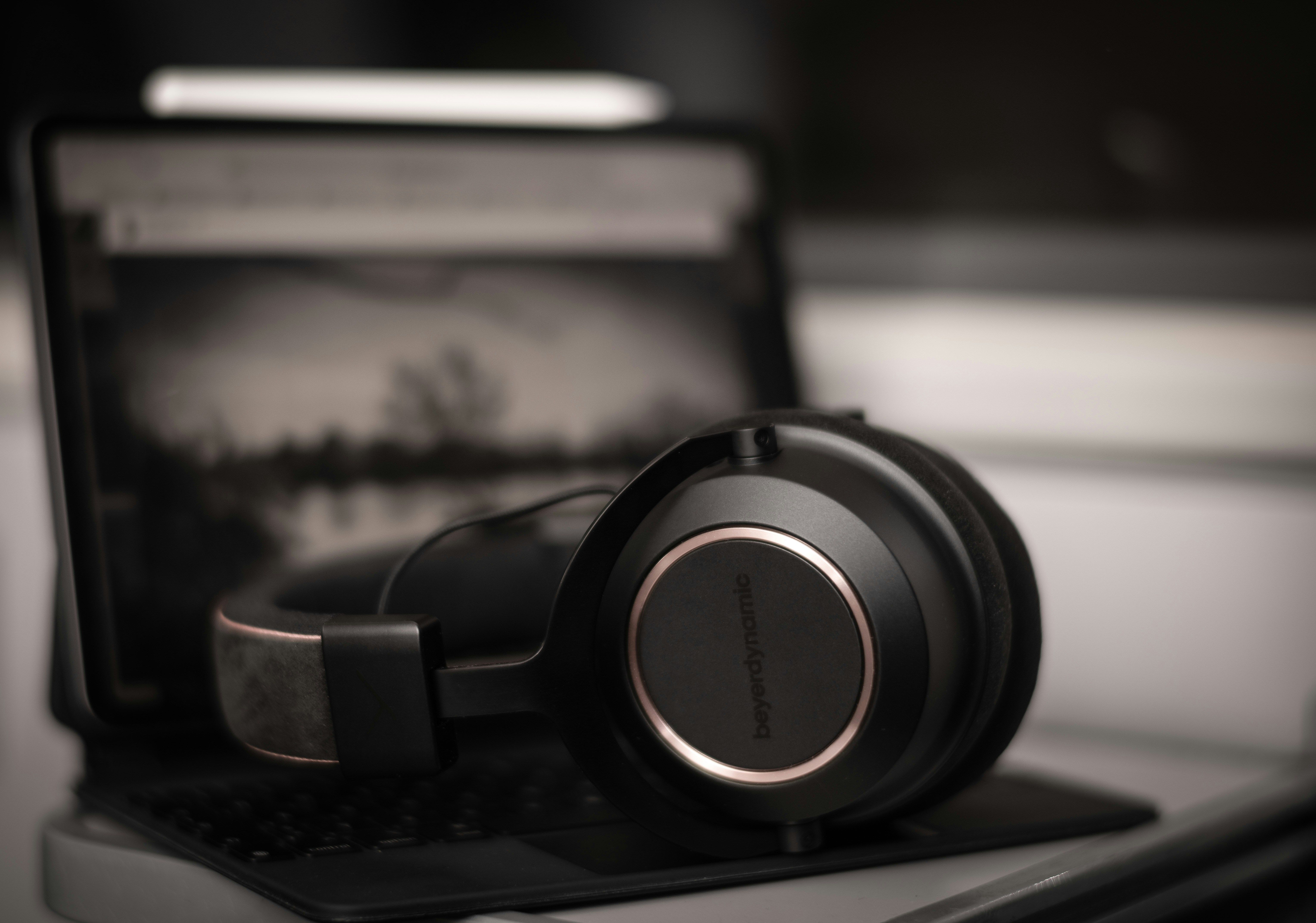 3_noise_cancelling_headphones.jpg