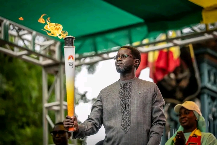 Ce matin, devant le Palais, j'ai reçu la Flamme olympique des mains de Monsieur Mamadou Diagna Ndiaye...