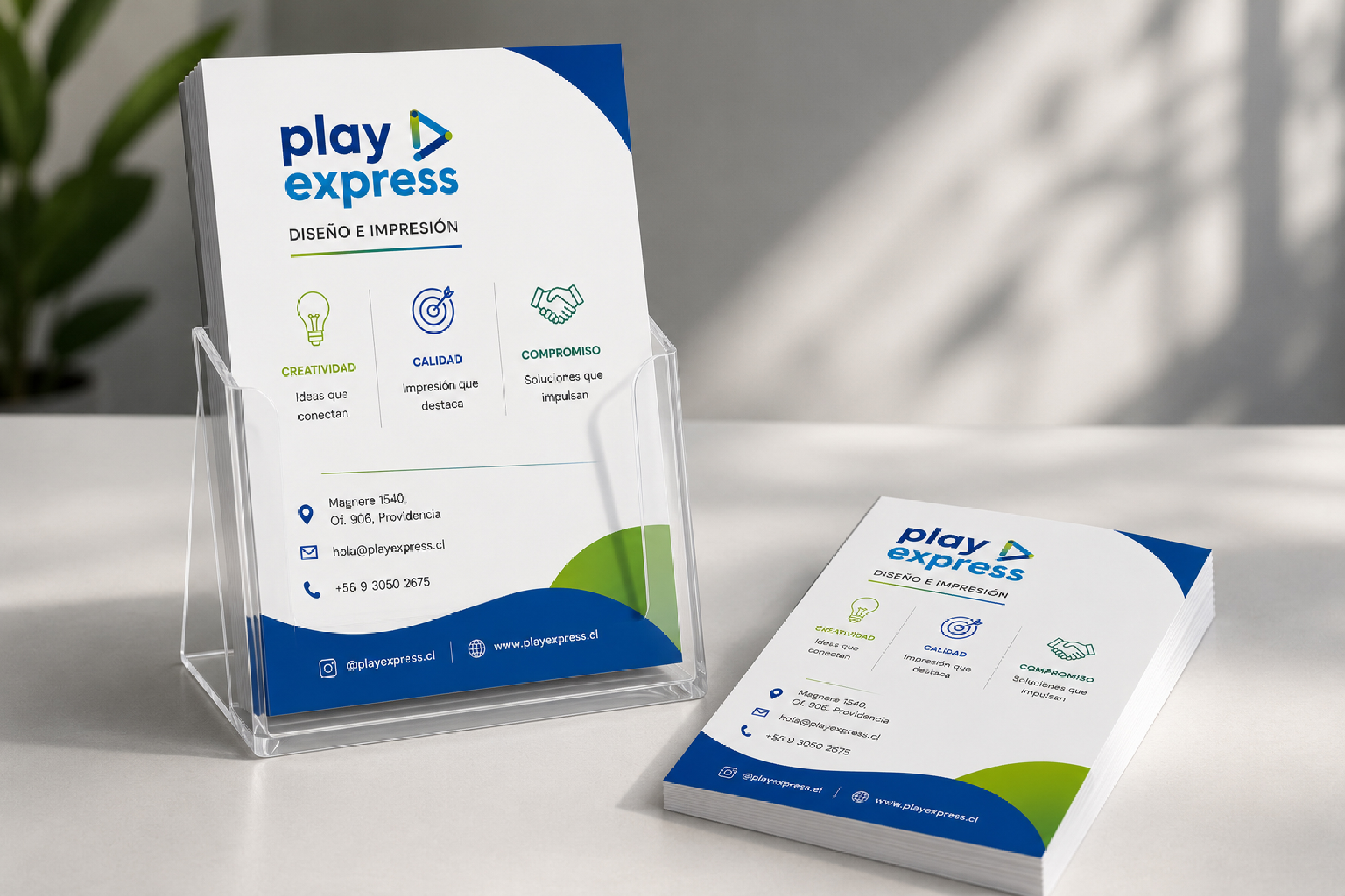 Flyers corporativos impresos con la marca Play Express
