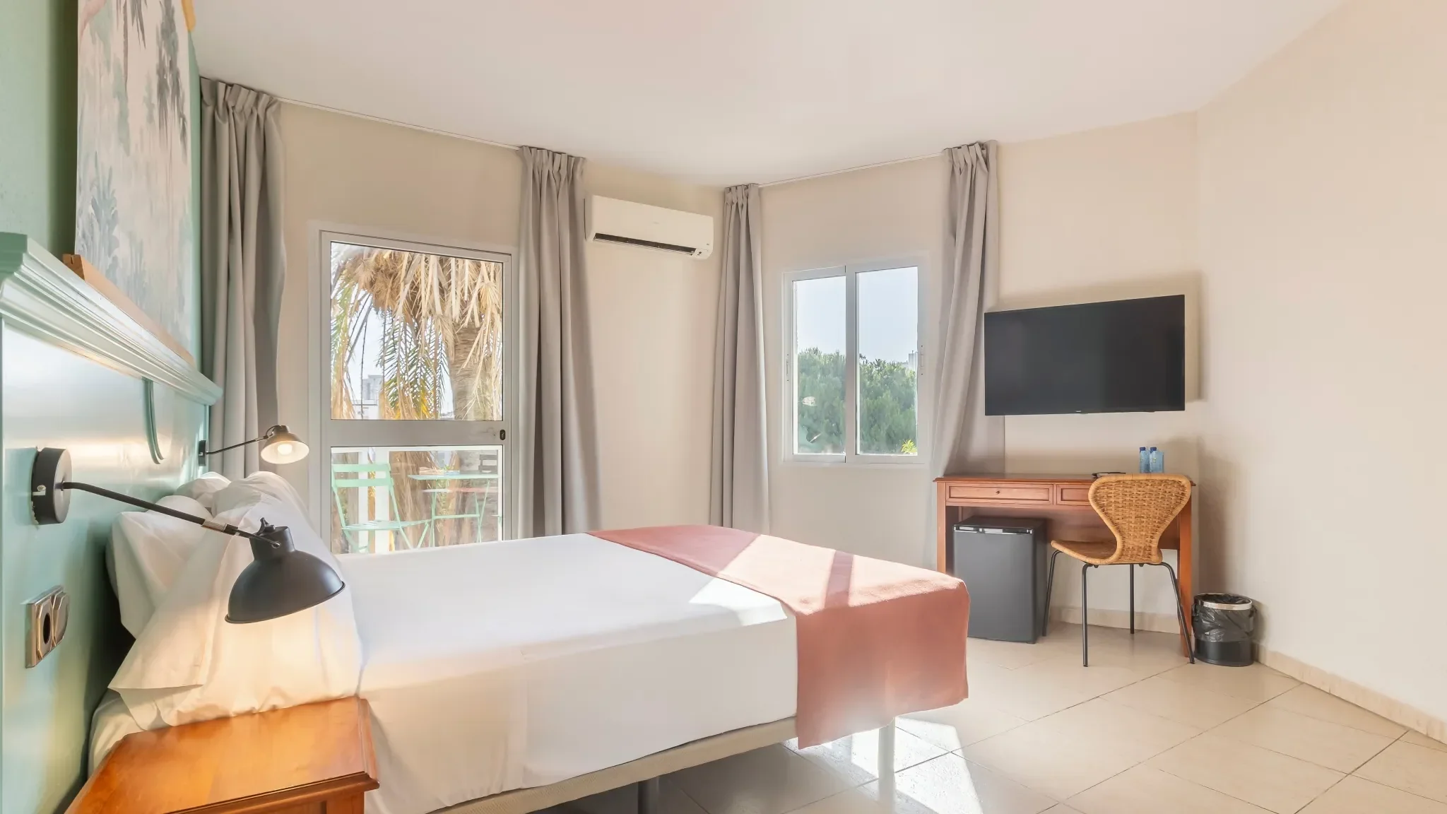 Habitación doble con cama de matrimonio y balcón