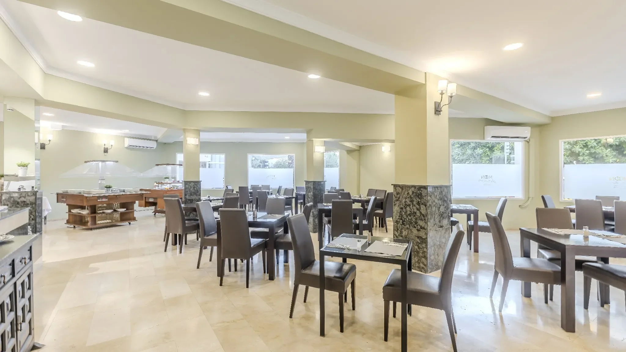 Salón restaurante con zona de buffet