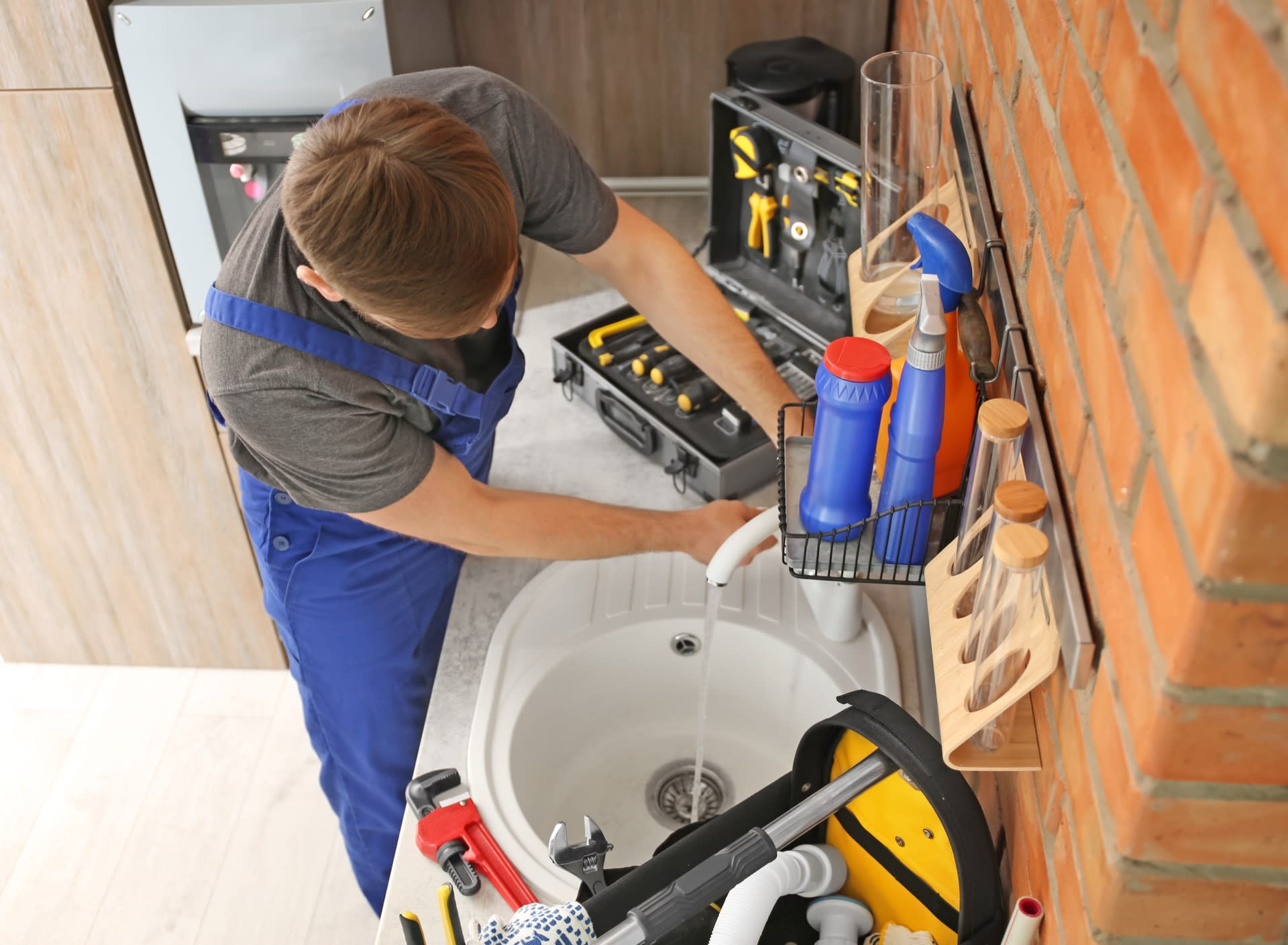 Plombier professionnel avec matériel pour curage de canalisation