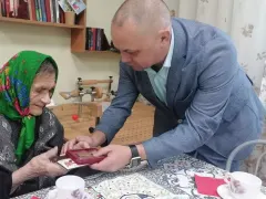 В Бийске ветеранам продолжают вручать медали