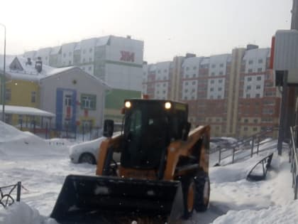 В Индустриальном районе организована работа по очистке территории от снега