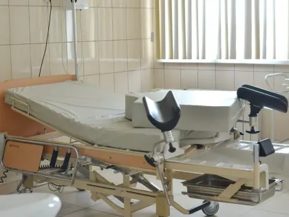 Хоть в поле у бороны: в России повально закрывают клиники без лицензий на роды