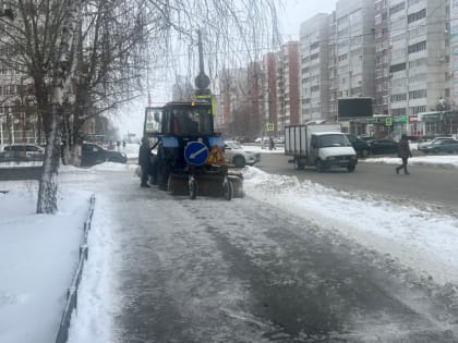 Работы по очистке межквартальных проездов в городе