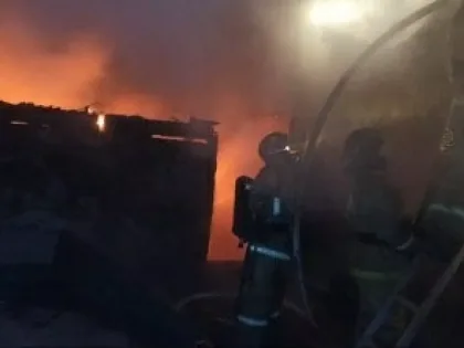 Ночью в частном секторе Бийска загорелись дом и гараж