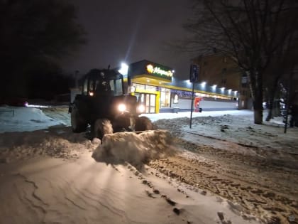 Дорожные службы Барнаула круглосуточно проводят очистку дорог и тротуаров от снега