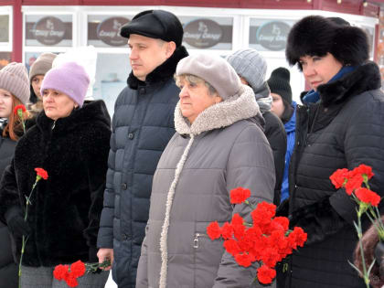 В память о жертвах трагедии: цветы и свечи в центре города