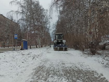Снежная уборка в Барнауле: работа техники и дворников