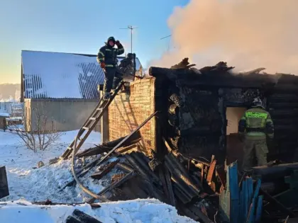 В Алтайском крае погибла женщина при пожаре в частном доме