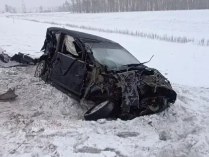 КамАЗ снес иномарку на алтайской трассе