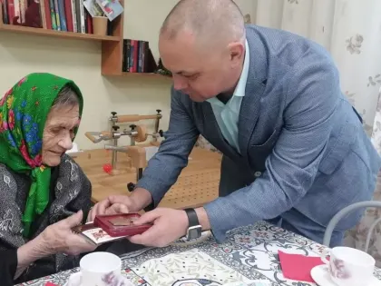 В Бийске ветеранам продолжают вручать медали