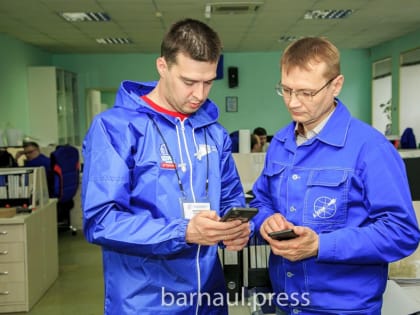 Волонтеры благоустройства помогли проголосовать за общественные территории сотрудникам Алтайского завода прецизионных изделий