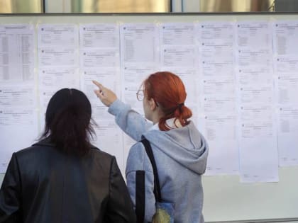 В Алтайском крае около 5 тысяч выпускников написали ЕГЭ по физике и обществознанию