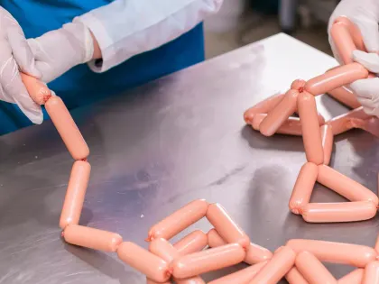 Алтайские специалисты обнаружили в колбасах и сосисках антибиотики