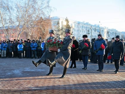 На Мемориале Славы в столице Алтайского края состоялась церемония зажжения Вечного огня