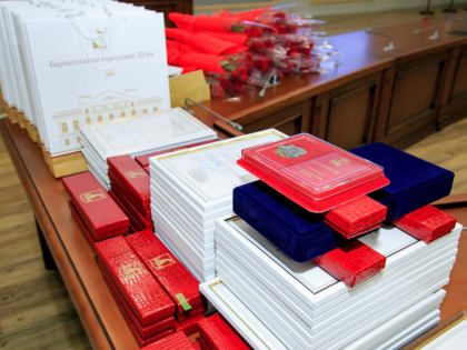 В Барнауле вручили награды медицинским работникам в канун их профессионального праздника