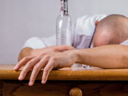 Психиатр рассказал, что сотрудники на удаленке сильнее рискуют стать алкоголиками