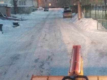 Уборка снега в Октябрьском районе: усилия по обеспечению безопасности горожан