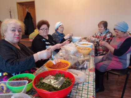 С надеждой и любовью. Социалисты Алтайского района совместно с жителями района собирают гуманитарную помощь на фронт