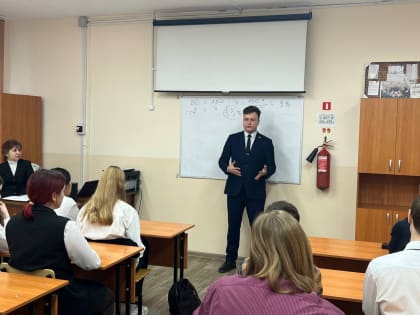 Депутаты городской Думы продолжают участвовать в месячнике молодого избирателя