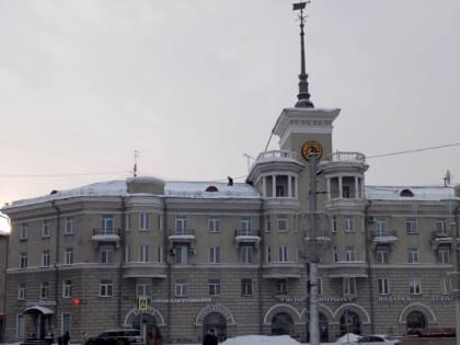 Управляющие компании продолжают очищать кровли и придомовые территории Октябрьского района от снега и наледи