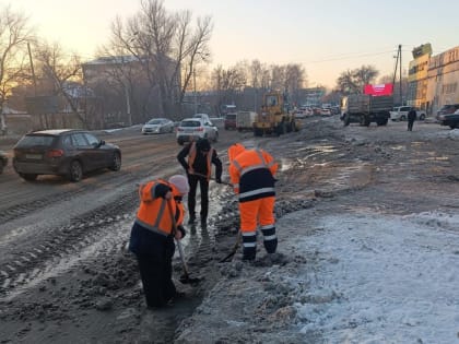 Очистка дороги от снега в районе Павловского тракта
