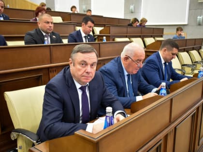После перерыва барнаульские депутаты продолжили работу и рассмотрели 6 вопросов повестки
