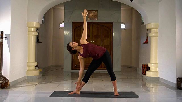 Gina Biervliet demonstreert yoga oefeningen in de Asana van de week